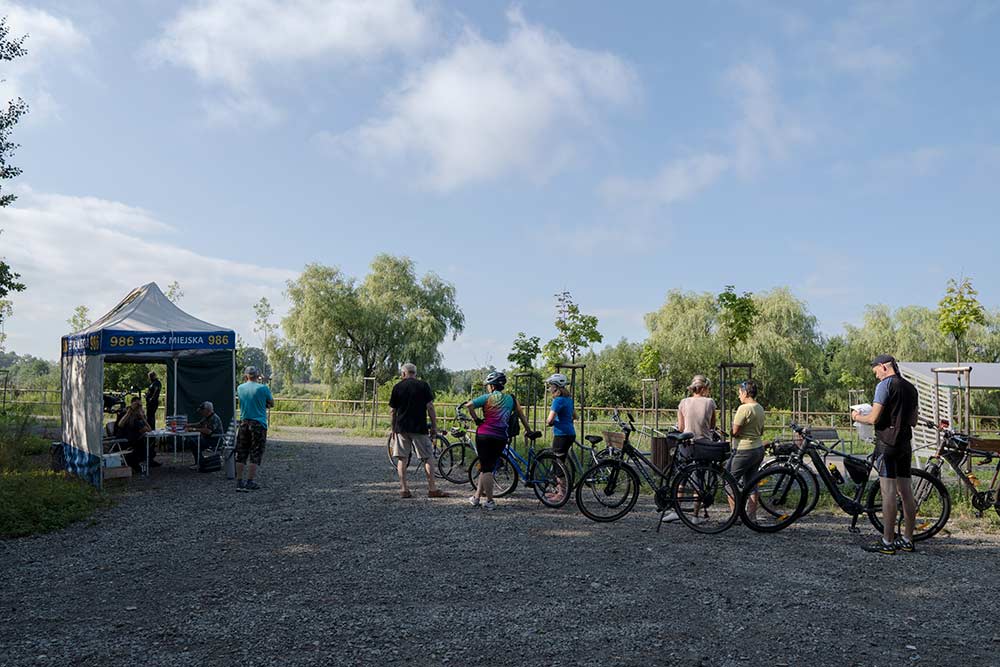 Zdjęcie przedstawia stoisko straży miejskiej przy Żelaznym Szlaku.