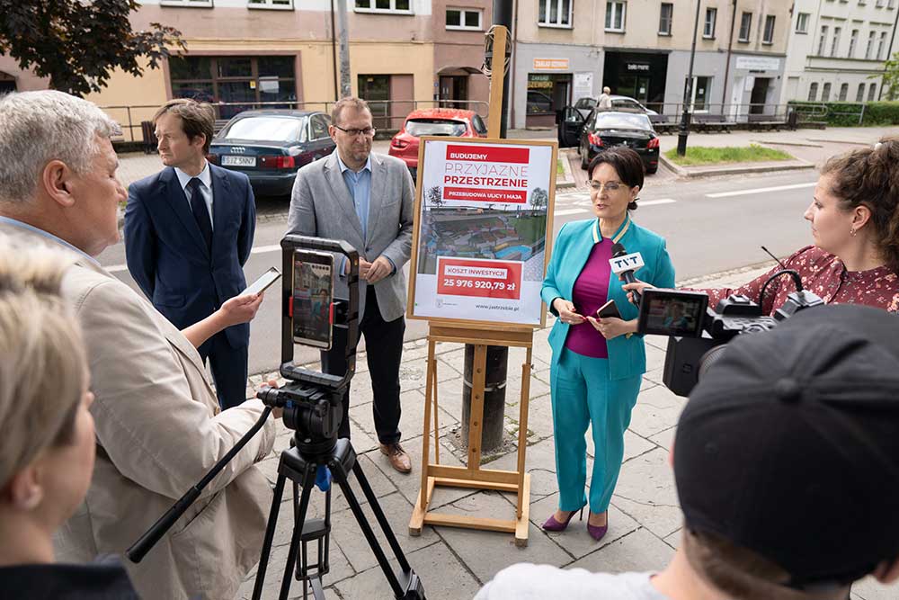 Prezydent Miasta Anna Hetman udzielająca wywiadu na zewnętrznej konferencji prasowej