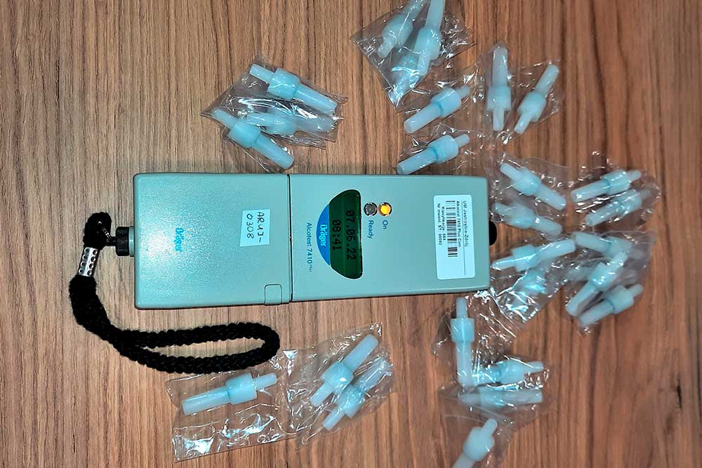 Zdjęcie przedstawia alkomat oraz ustniki.