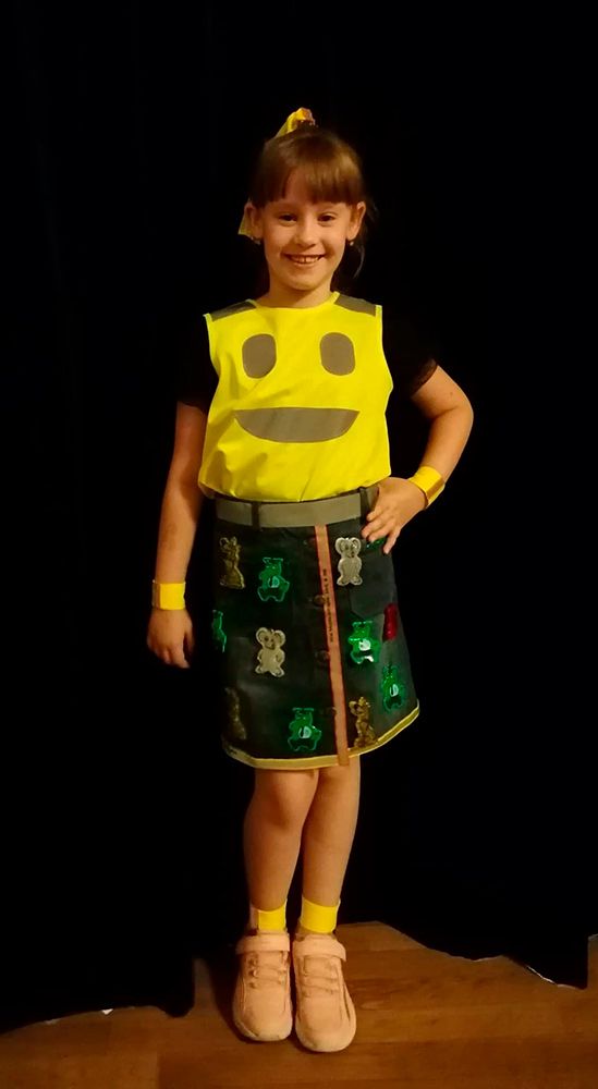 Marysia prezentuje strój zawierający w sobie elementy odblaskowe.