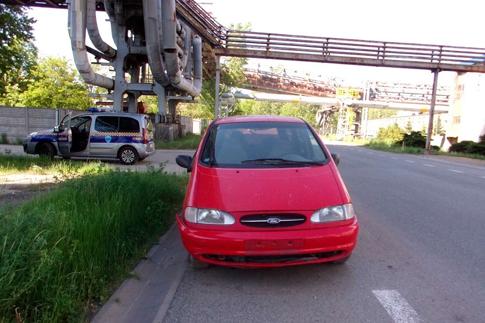 Czerwony pojazd na ul. Energetyków.