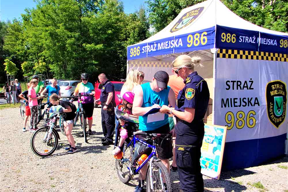 Namiot Straży Miejskiej i kolejka rowerzystów.
