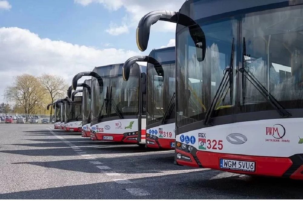 Zdjęcie przedstawa autobusy MZK.