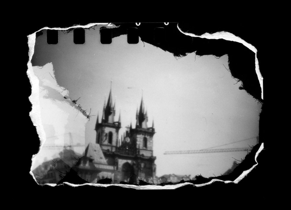 Zdjęcie przedstawia budowlę z dwiema wieżami.