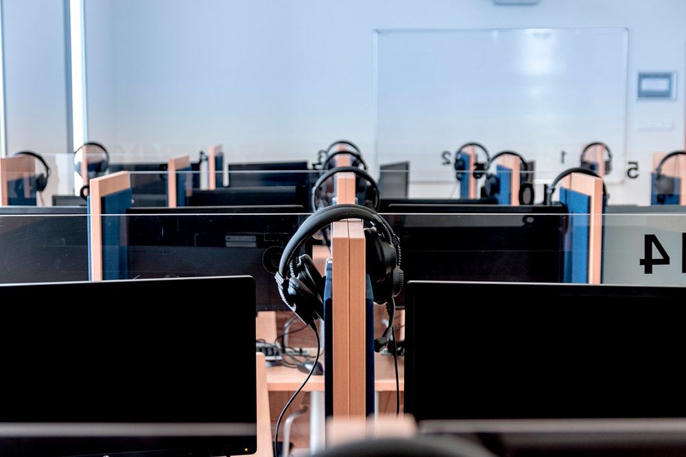 Zdjęcie przedstawia salę do nauki języków obcych, widać słuchawki.