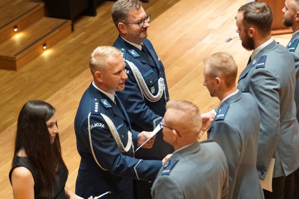 Moment wręczania awansów