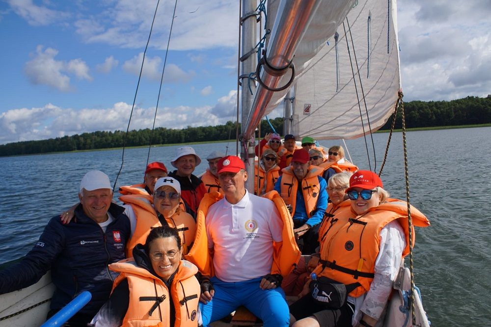 Grupa ludzi w kapokach na łódce