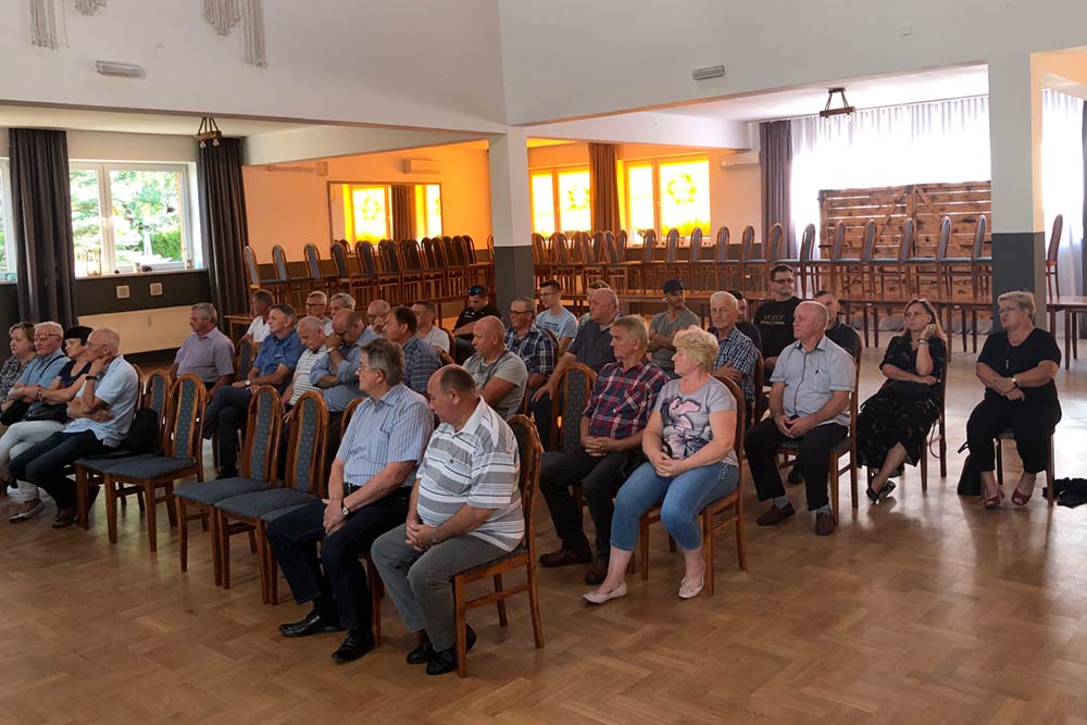 Zebrani ludzie w sali Domu Sołeckiego.