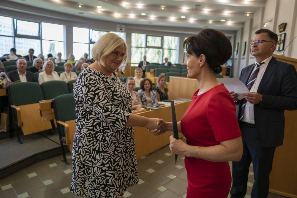Zdjęcie przedstawia osobę odbierającą powierzenie stanowiska z rąk Anny Hetman.