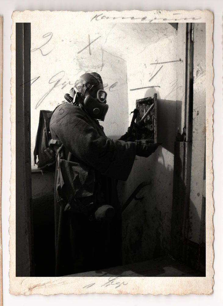 Praca autora - człowiek w masce wykonuje naprawę jakiegoś urządzenia.