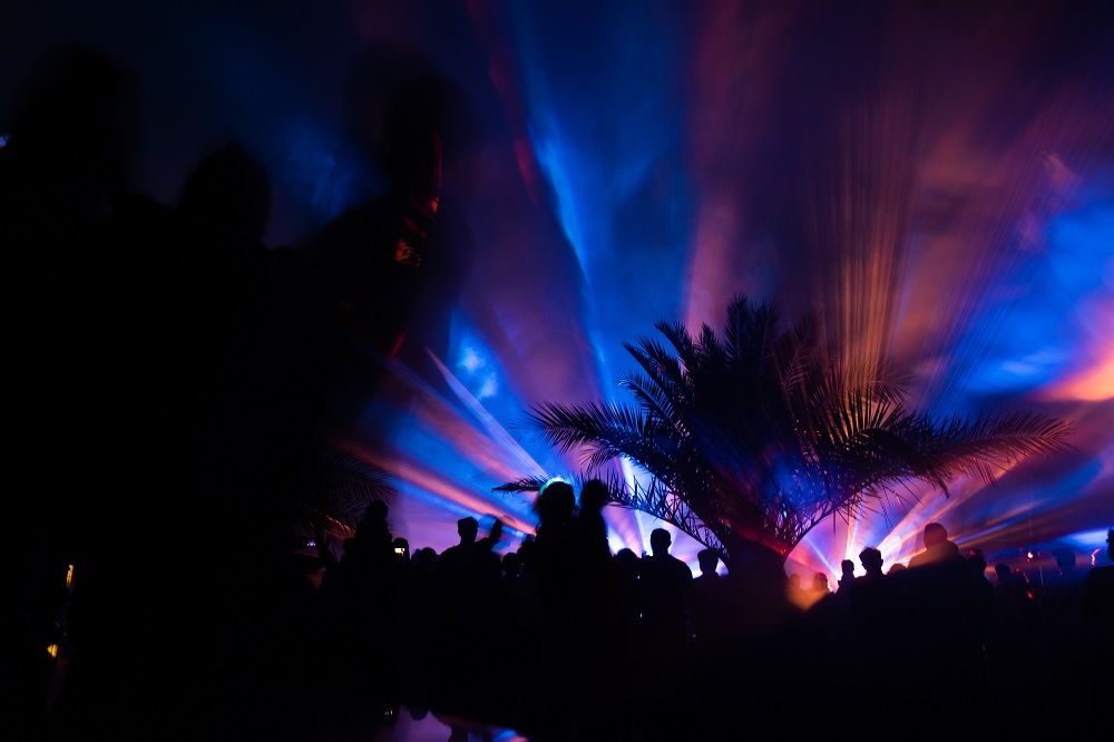 Zdjęcie przedstawia pokaz laserowy podczas Festiwalu Krainy Górnej Odry.