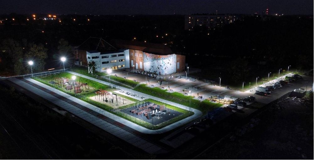 Zdjecie nocne przedstawia budynek Centrum Sportów Wspinaczkowych i Siłowych SKARPA  - Bytom.