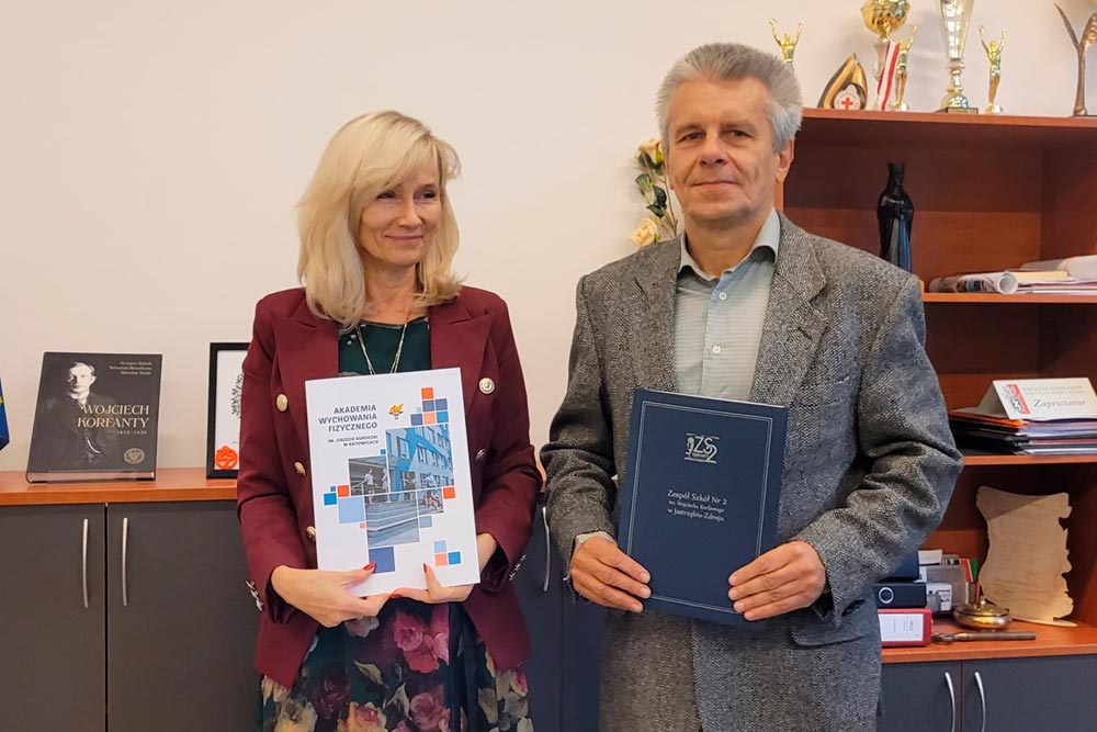 Dyrektor szkoły Ewa Mentel i prof. Piotr Halemba.
