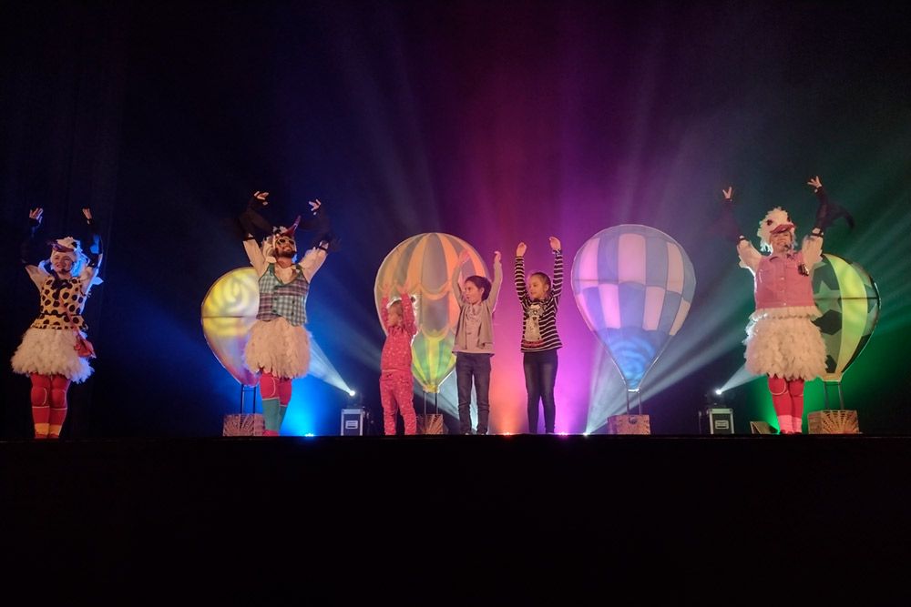 Zdjęcie przedstawia występ w kinie Centrum.