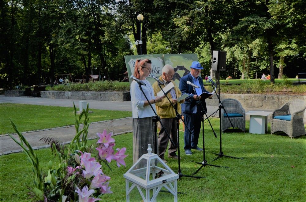Zdjęcie przedstawia czytających mieszkańców.