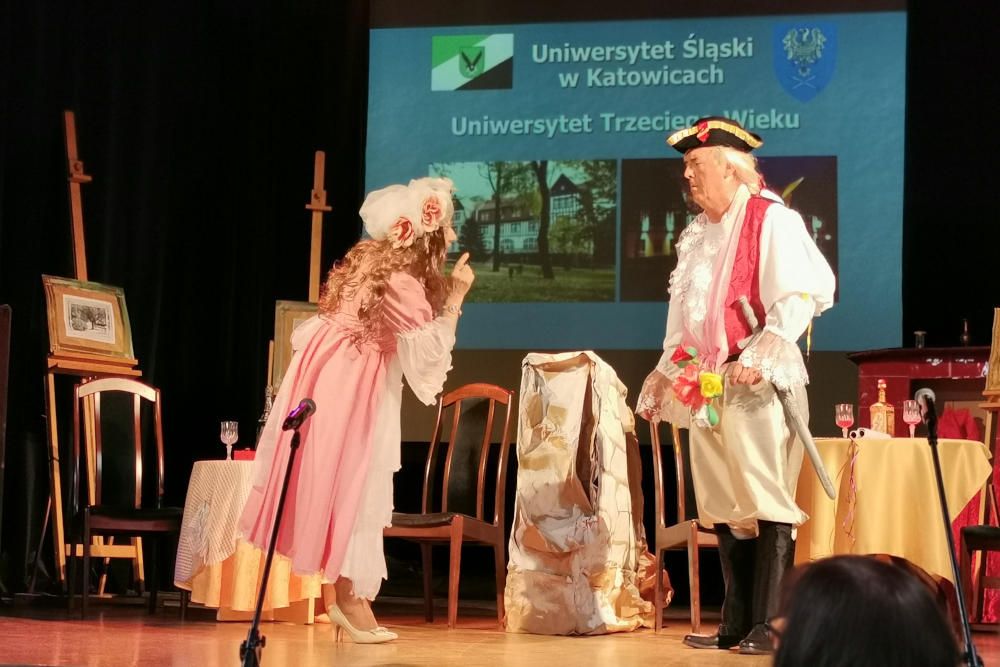 Zdjęcie przedstawia sztukę odgrywaną przez studentów UTW.