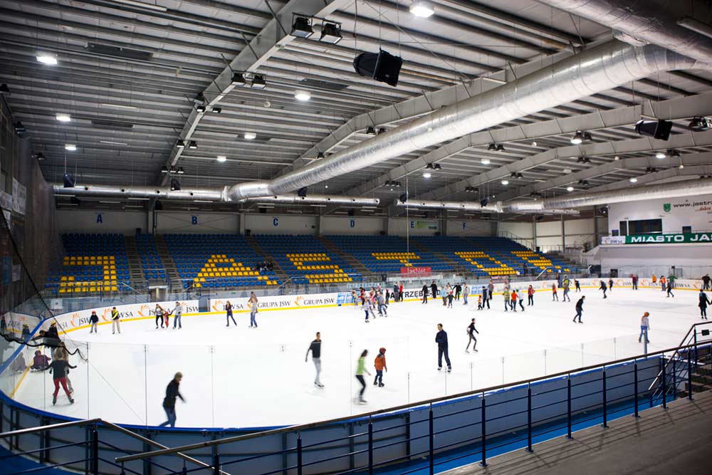 Widok na lodowisko podczas ślizgawki.