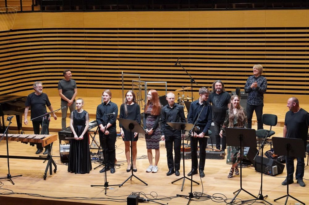 Zdjęcie przedstawia uczestników koncertu Carrantuohill oraz Przemysława Strączka wraz z zespołem. 