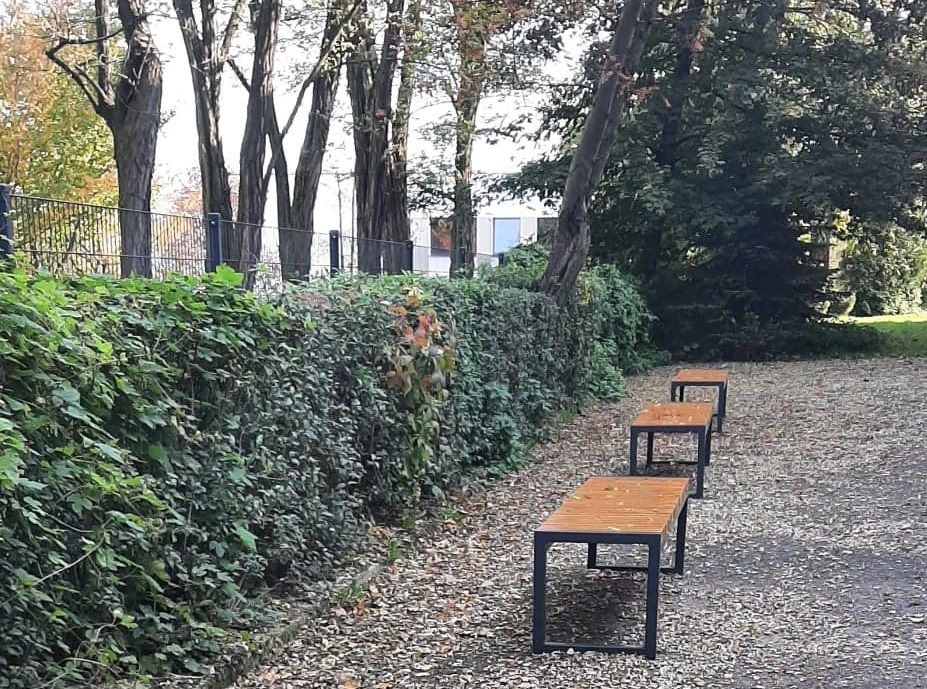 Zdjęcie przedstawia zamontowane ławki na os. Staszica.