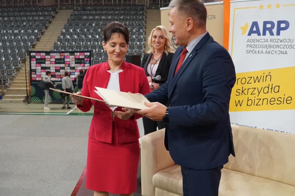Zdjęcie przedstawia podpisanie listu intencyjnego.