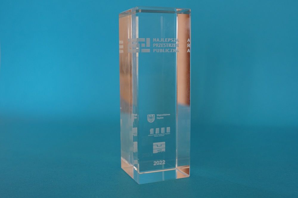 Zdjęcie przedstawia szklaną nagrodę. 
