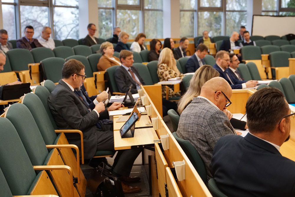 Zdjęcie przedstawia salę obrad i Radnych Rady Miasta.