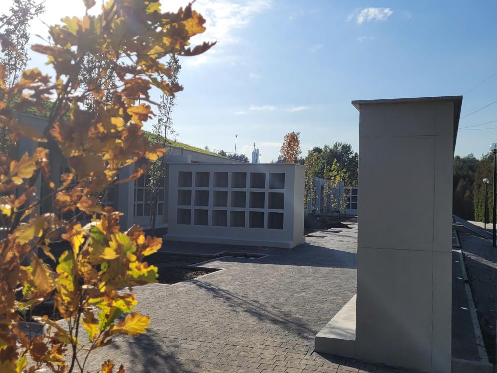 Zdjęcie przedstawia kolumbarium na cmenatrzu przy ul. Okrzei.