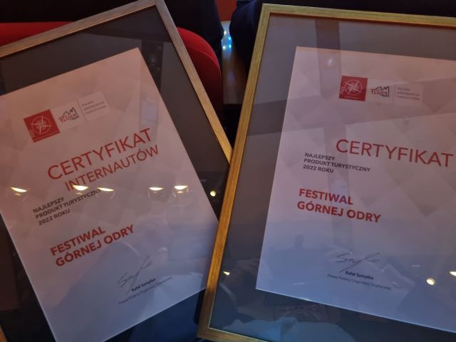 Zdjęcie przedstawia certyfikaty. 