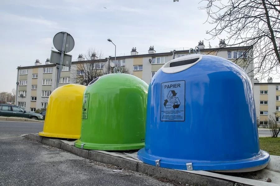 Zdjęcie przedstawia pojemniki do segregacji odpadów.