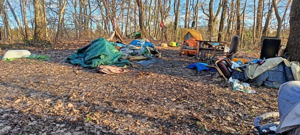 Zdjęcie przedstawia "dzikie" wysypisko śmieci.