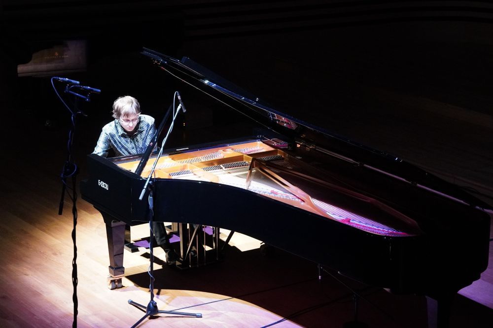 Zdjęcie przedstawia pianistę przy fortepianie. 