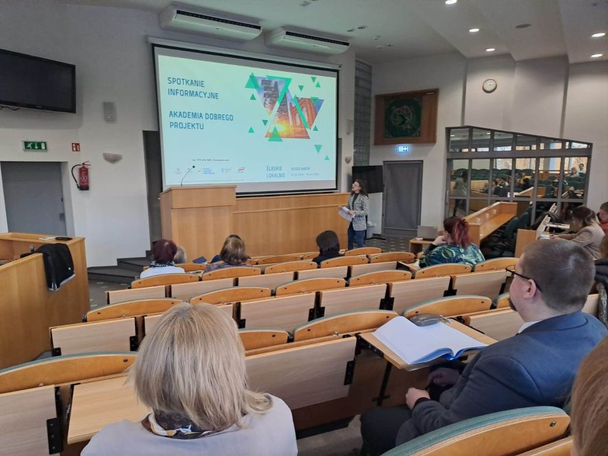 Zdjęcie przedstawia spotkanie na sali sesyjnej. 