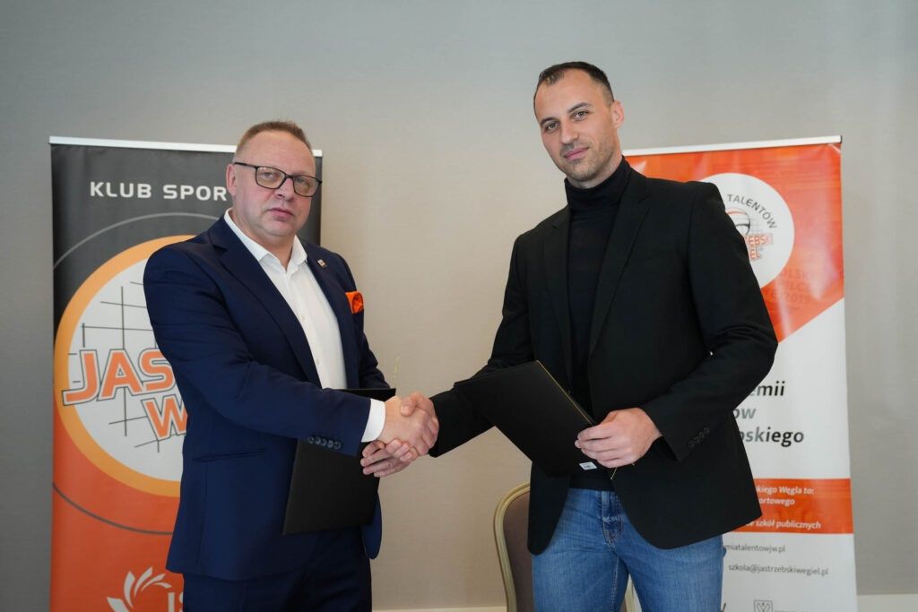 Zdjęcie przedstawia prezesów klubu po podpisaniu umowy.