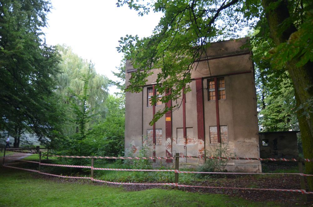 Zdjęcie przedstawia budynek Łazienek III w trakcie remontu.