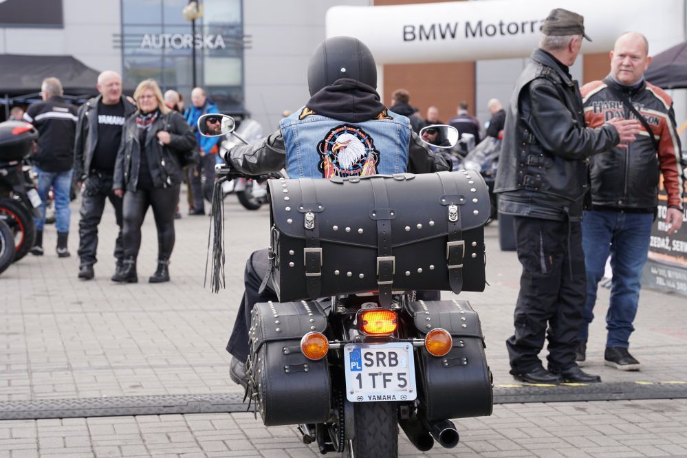 Zdjęcie przedstawia motocyklistę na maszynie.