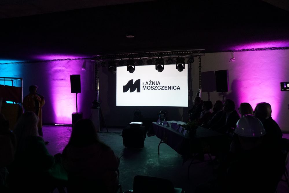 Zdjęcie przedstawia konferencję prasową.
