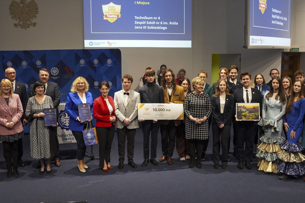 Zdjecie przedstawia uroczyste wręcznie nagród.