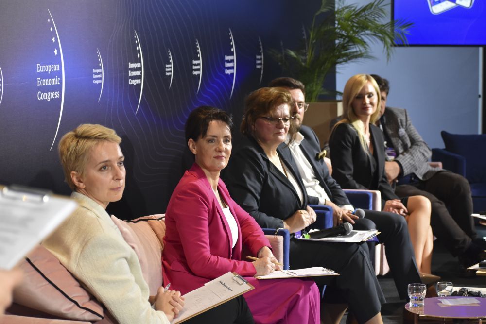 Zdjęcie przedstawia sesję podczas Europejskiego Kongresu Gospodarczego.