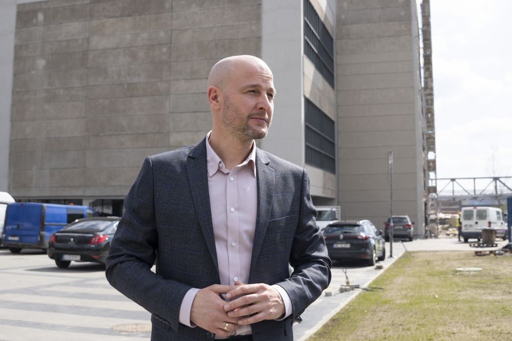 Nowy dyrektor przed budynkiem Łaźni Moszczenica. 