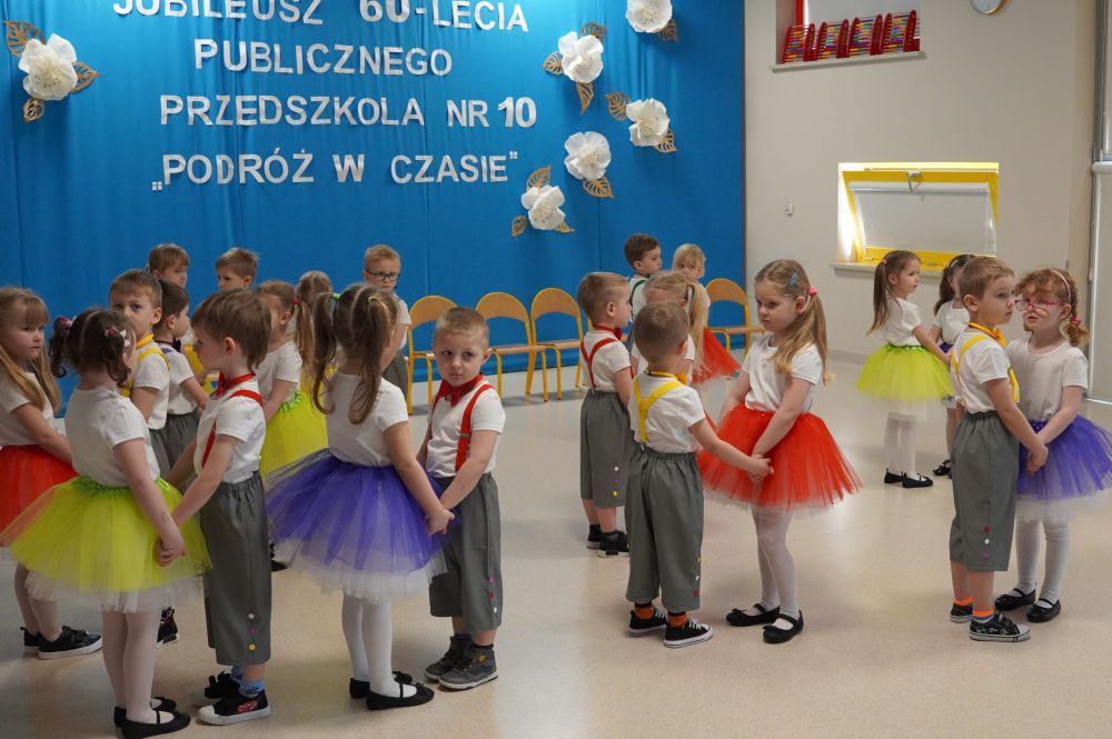 Zdjęcie przedstawia jubileusz 60-lecia przedszkola.
