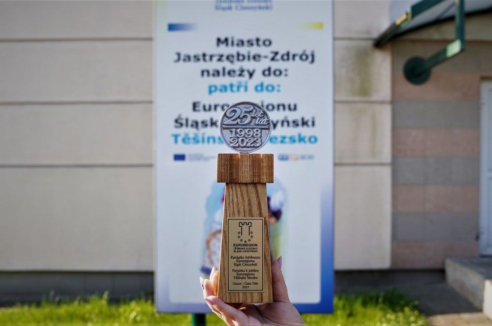 Zdjęcie przedstawia statuetkę przypominającą 25-lecie Euroregionu Śląsk Cieszyński.