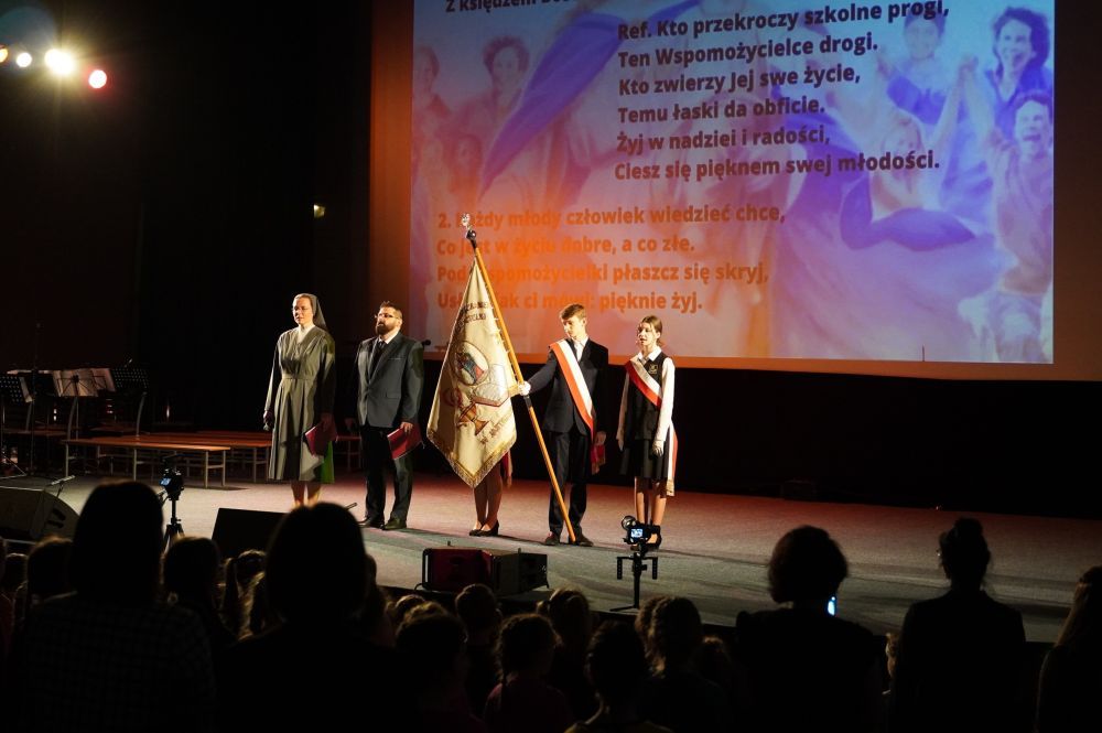 Zdjęcie przedstawia uroczystość jubileuszu 25-lecia Szkół Sióstr Salezjanek.