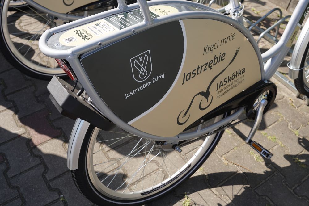 Zdjęcie przedstawia rower miejski.