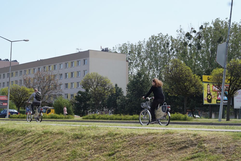 Zdjęcie przedstawia rower miejski.