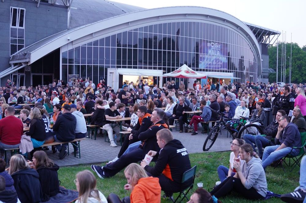 mieszkańcy na strefie kibica