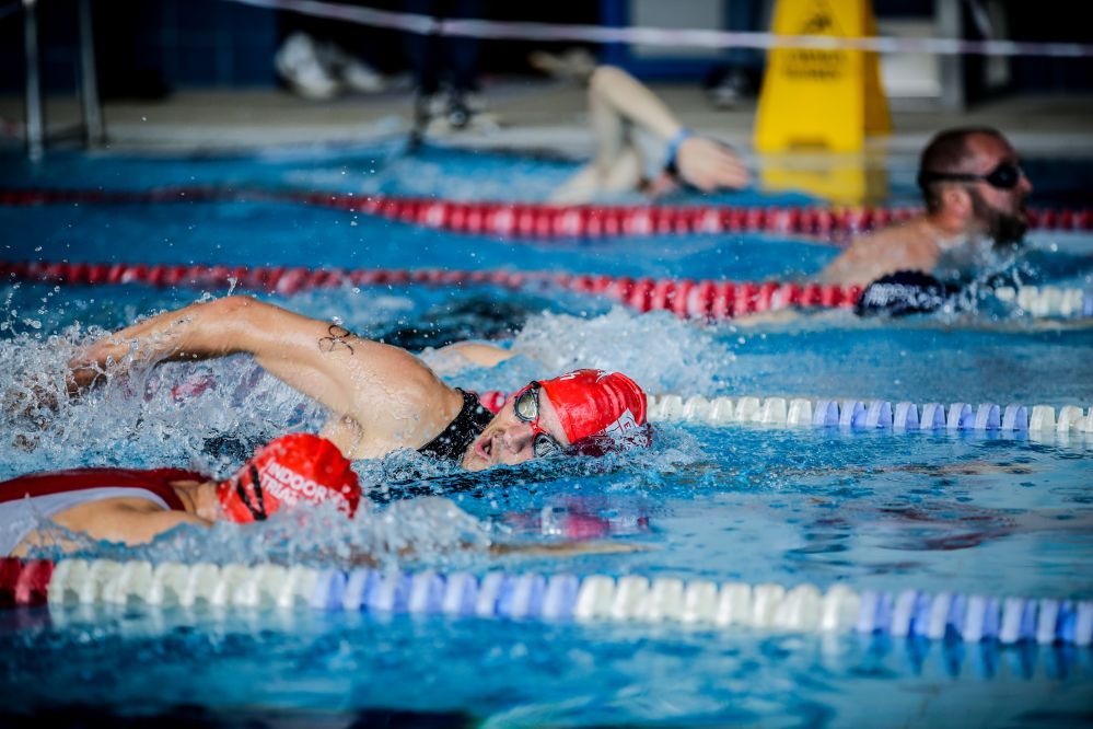 Zdjęcie przedstawia uczestnika triathlonu. 