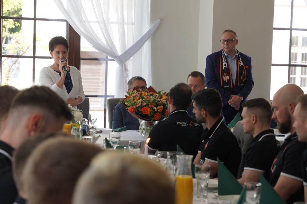 Zdjęcie przedstawia spotkanie podsumowujące sezon siatkarski.