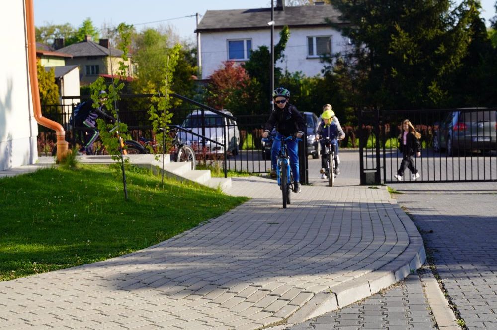 dzieci na rowerach 