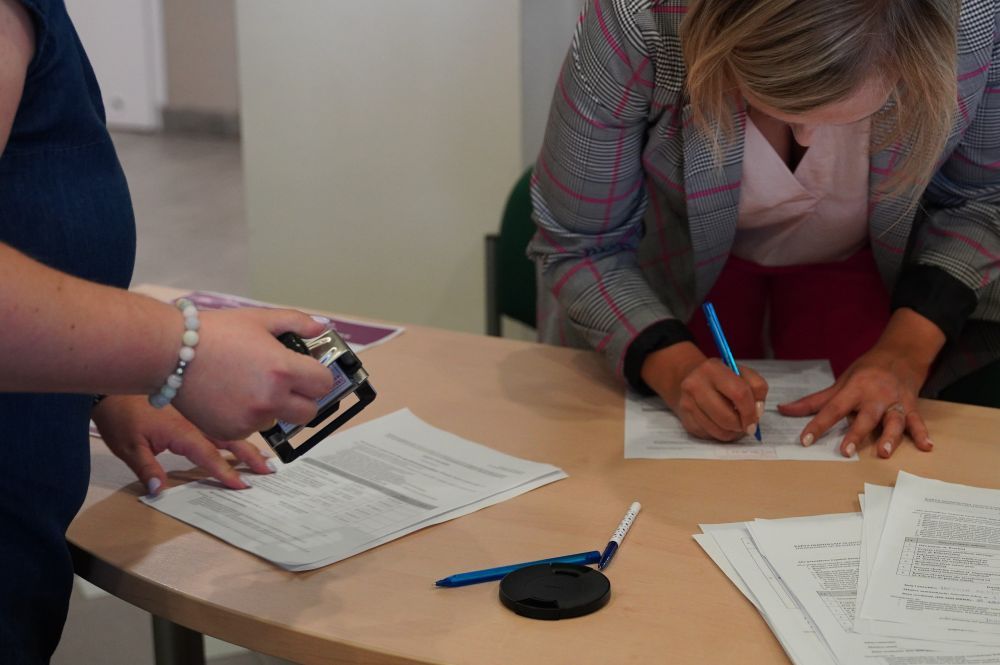 Zdjęcie przedstawia sprawdzanie złożonych zadań na 2024 r. Jastrzebski Budżet Obywatelski.