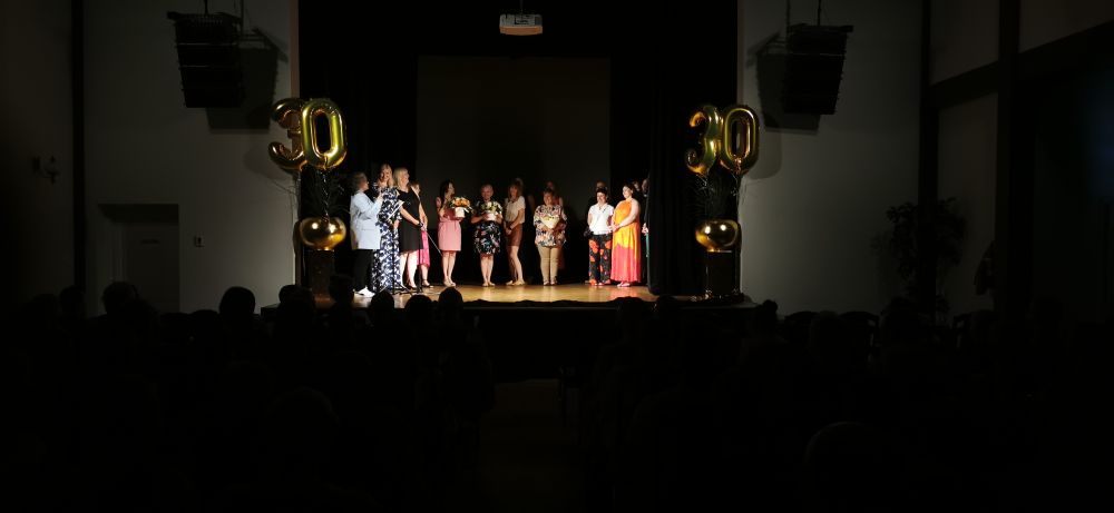 Zdjęcie przedstawia jubileusz 30-lecia Warsztatu Terapii Zajęciowej.